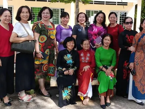Người phụ nữ bên tôi…